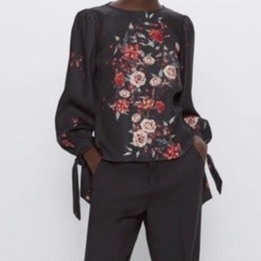 • Zara
• Size: Small
• Color: Black/Floral
• High: Approx 18
Low: Approx 19